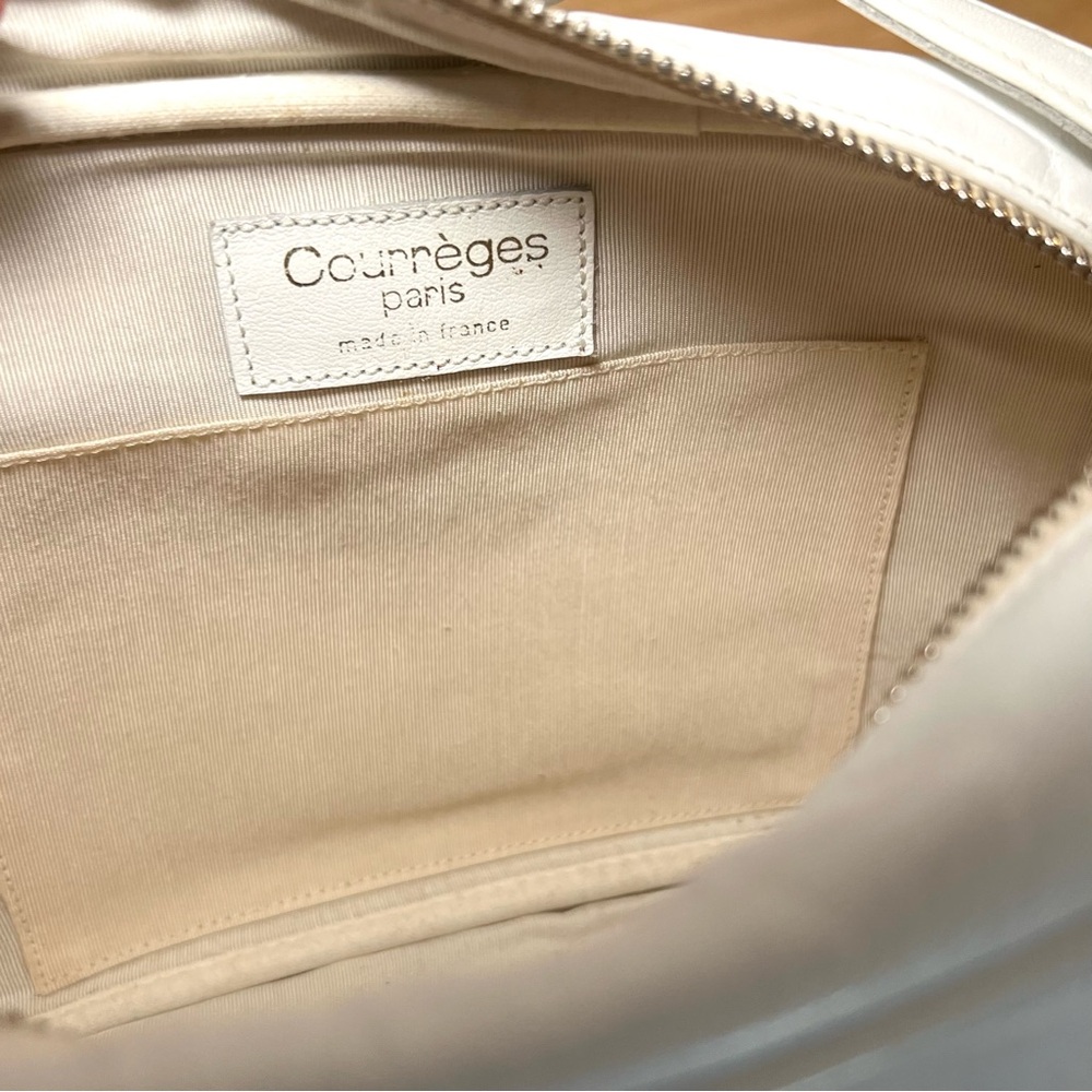 Courrèges vintage leather bag iconic camera bag with signature front logo white - Picture 10 of 16